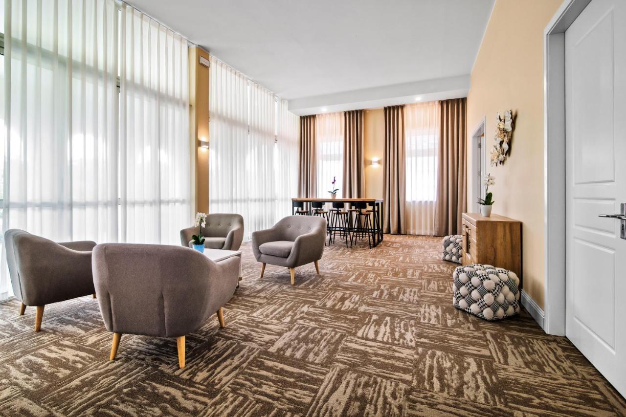 Toscanina Garni Hotel ドブロボ エクステリア 写真