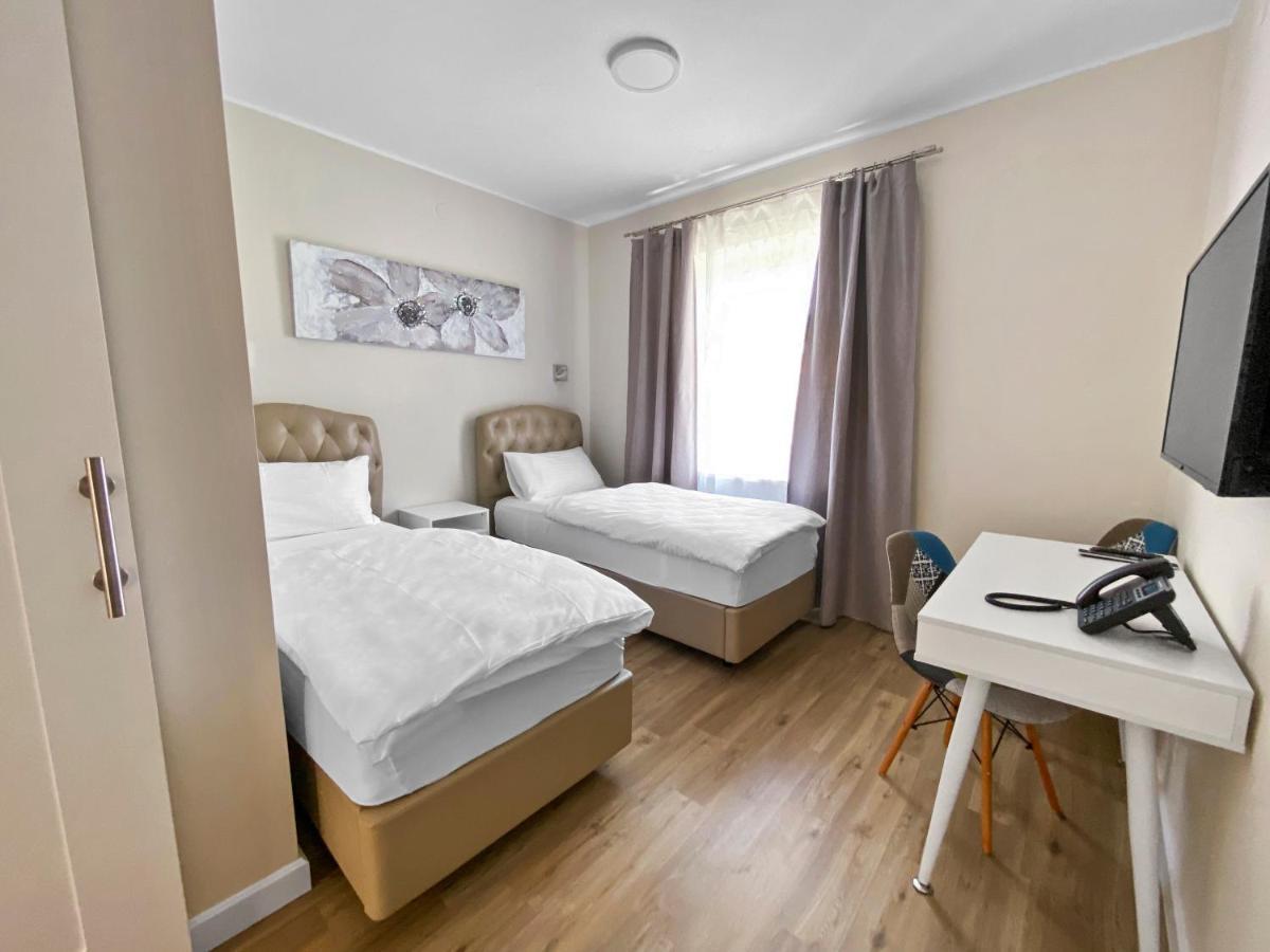 Toscanina Garni Hotel ドブロボ エクステリア 写真